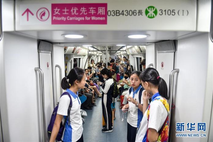 6月26日，乘客在深圳地鐵3號線列車的女士優先車廂內。