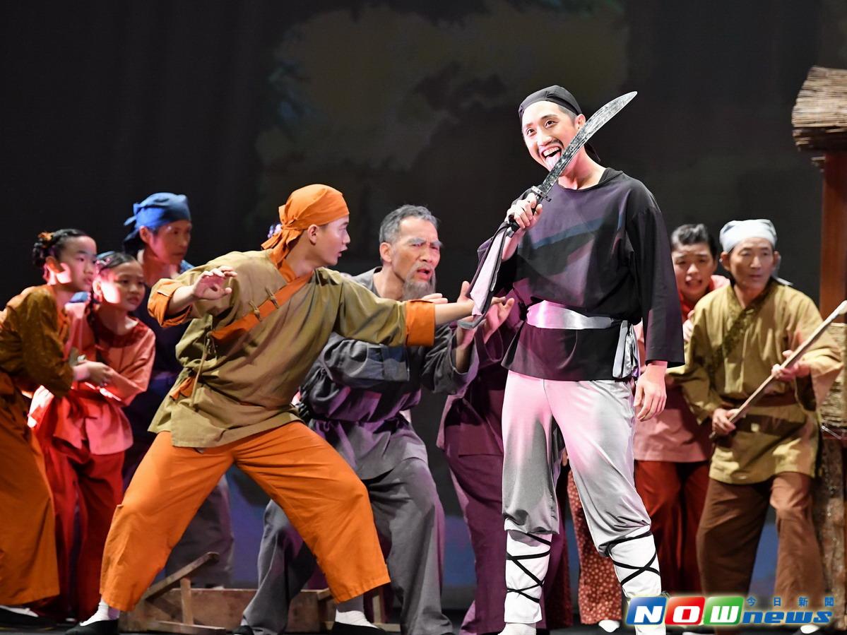 ▲陳駿騰（右二）參加「溯古還原」演出，飾演凶狠狂傲的盜匪角色，體悟洗心方能跳脫負面迴圈。（圖／陳嘉瑞提供2017.6.25）