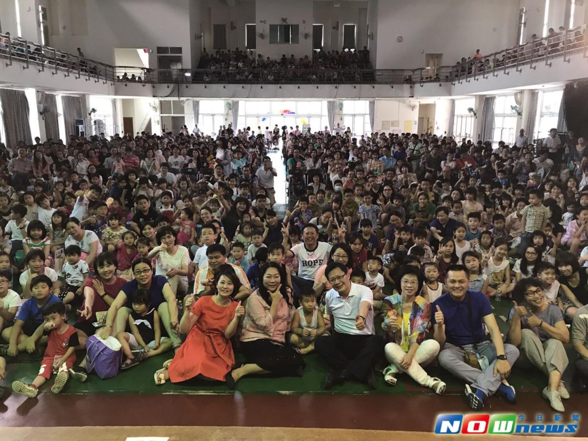 ▲立法委員張廖萬堅邀請台中知名「大開劇團」惠文國小活動中心演出，讓家長及小朋友認識台中在地藝文團體。（圖／記者柳榮俊攝2017.6.25）