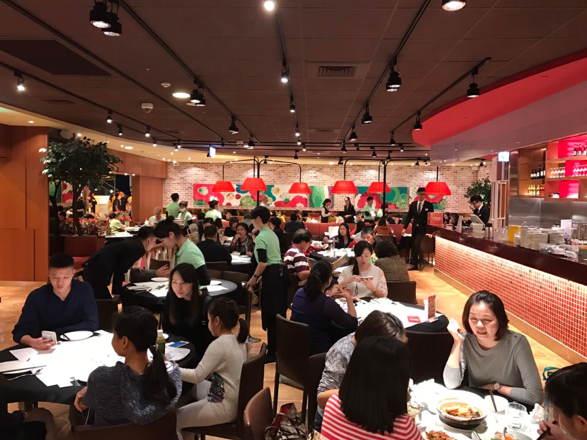 ▲大型餐飲業釋出職缺，其中鼎泰豐的餐飲服務及接待員薪資最高可達44K，瓦城泰統集團的儲備幹部薪資最高可達60K。（圖／瓦城提供）