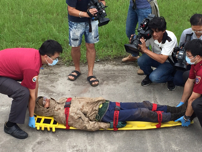 台北市29歲男子李明翰（中臥者）5月13日獨攀「能高哈崙橫斷」探勘路線，在山中35天後，20日被直升機吊掛救出，送往花蓮慈濟醫院急救。急診主治醫師表示，病患生命跡象穩定，意識清楚。中央社記者李先鳳攝　106年6月20日