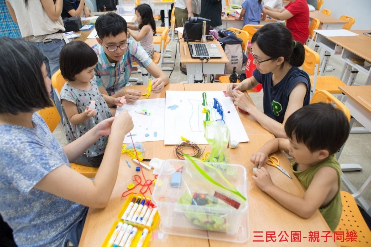 ▲家長帶著孩子參加工作坊，一起動手設計理想中的公園遊戲場。（圖／台北市工務局公園路燈工程管理處提供）
