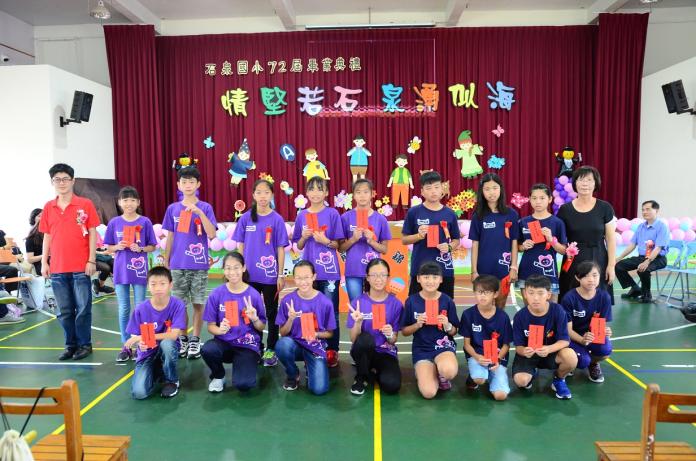 ▲鮑威宏會長頒贈英語拼字王過關學生獎金。（圖／記者鄧至傑攝2017 06 19）