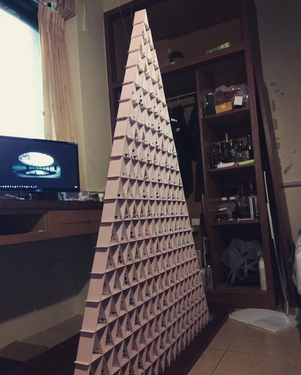 ▲網友在論壇「Dcard」分享超狂疊撲克牌絕技，他可在6個多小時疊20層。（圖／翻攝自Dcard）