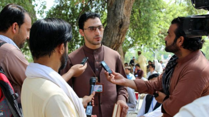 ▲阿曼（Rahmatullah Arman）正在集結有天分的畢業生來指導阿富汗的學生。（圖／翻攝自BBC）
