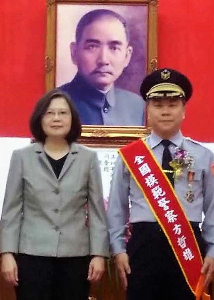 ▲內埔派出所長方哲雄榮獲106年全國模範警察獲總統蔡英文頒獎。（圖／記者陳宗傑翻攝,2017.6.16）