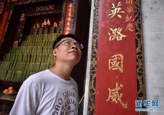 文兆麟在洲頭村看著熟悉的一切，回想幼年時光。