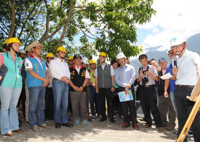 ▲行政院長林全11日 前往南投視察災損及慰問災民；林全表示，南投重建經 行政院將秉持「從優、從速、 從寬、從簡」原則處理。（圖／行政院提供）