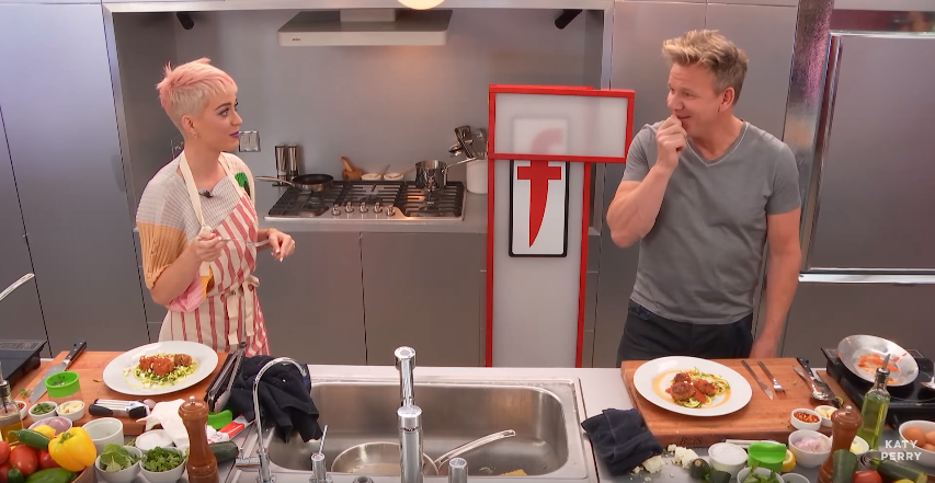 ▲凱蒂佩芮（左）前來戈登的地獄廚房踢館。（圖／翻攝自youtube，2017.06.12）