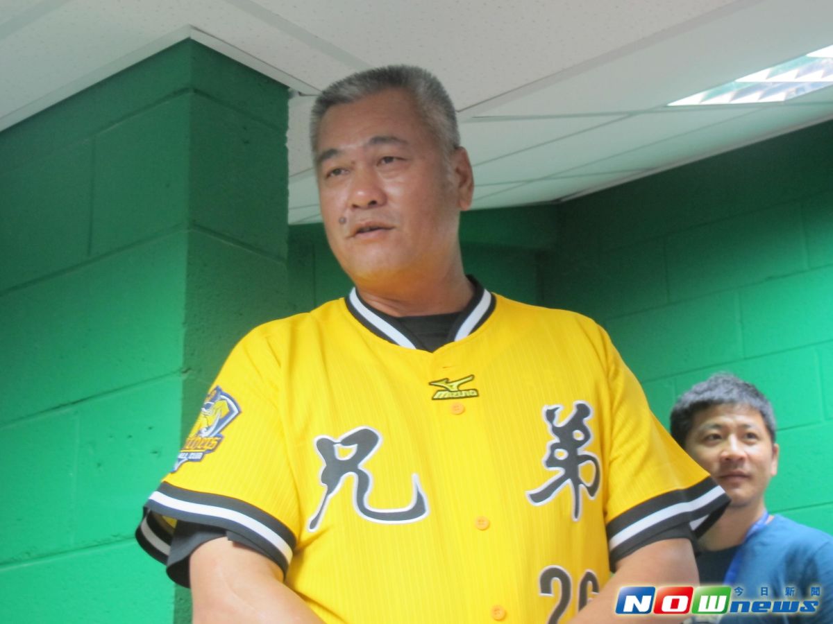 ▲王光輝現身新莊棒球場。（圖／張育嘉攝）