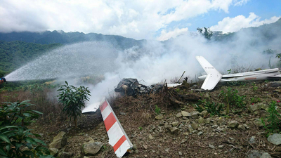 花蓮豐濱鄉10日發生搭載紀錄片「看見台灣2」導演齊柏林等人的空拍直升機墜毀山區事件，花蓮地檢署檢察官到場檢視並封鎖現場，安排11日上午由飛行安全調查委員會等單位到場共同會勘採證，鑑定墜機原因。（民眾提供）中央社記者李先鳳傳真　106年6月10日