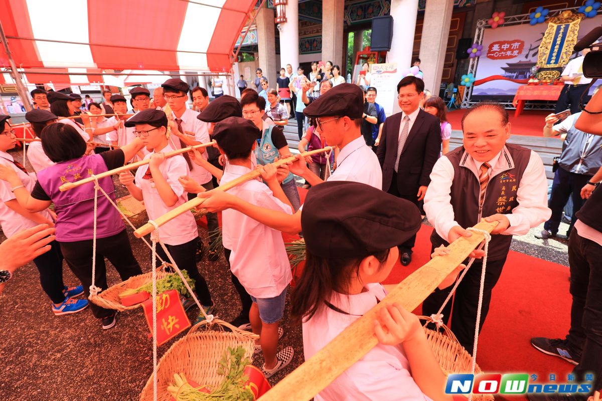 ▲中市「106年成年禮活動」，市長林佳龍以「三加禮」儀式，為150位學子披戴紅色領帶與領巾，贈戴成年帽，恭喜學子邁向新的人生階段。（圖／記者柳榮俊攝2017.6.10）