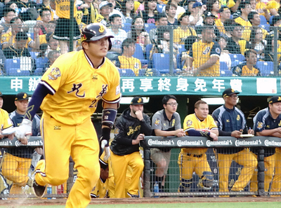 中華職棒中信兄弟隊28日在台中洲際球場對戰Lamigo桃猿隊，兄弟捕手黃鈞聲（圖）單場3支安打，球隊拿下的分數都靠他打回，帶領球隊以2比0拿勝；桃猿隊上半季封王魔術數字停在11（M11）。中央社記者謝靜雯攝　106年5月28日