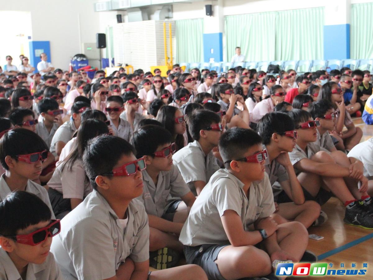 ▲學童們佩戴著3D電影專用的眼鏡，神情專注的觀看反毒宣導影片。（圖／立委江啟臣服務處提供2017.6.9）