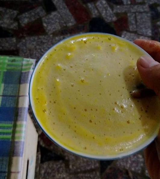 ▲沙士加蛋黃，阿嬤特調飲料竟能治感冒。（圖／翻攝自爆廢公社）