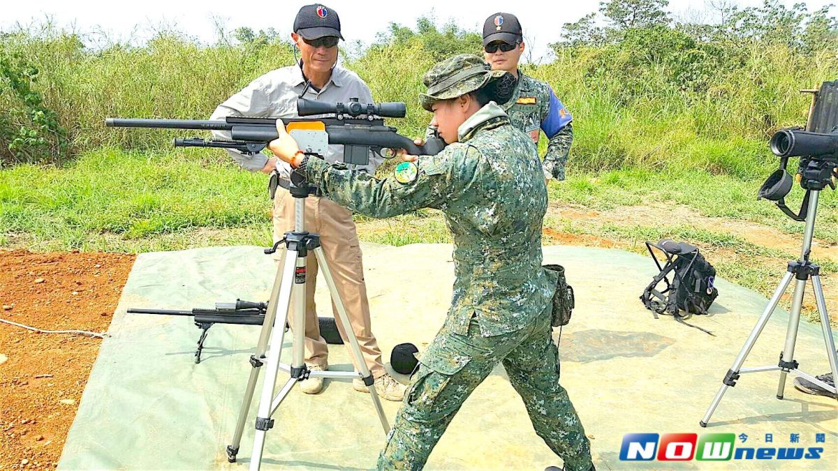 ▲穿過嚴苛的訓練，來自臺東地區指揮部機步一營營部連並具原住民身份的簡佩華中士，展現巾幗不讓鬚眉精神成為國軍中花東首位女性狙擊手。（圖／東指部提供，2017. 06. 08.）
