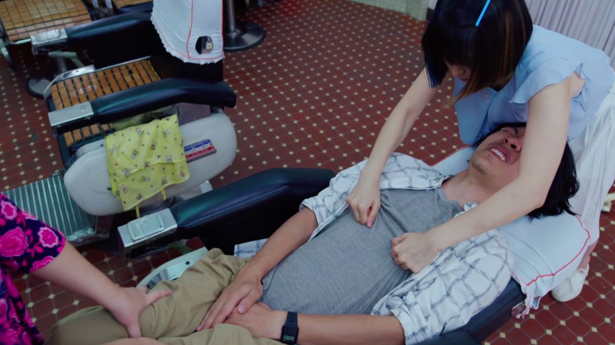 ▲盧廣仲（下）戲中被江宜蓉與媽媽全身按摩，尷尬護鳥。（圖／好風光提供，2017.06.08）