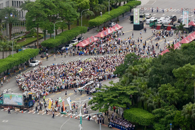 「看見亞泥 搶救太魯閣」大遊行25日在行政院登場，民眾一起走向總統府，並在凱達格蘭大道上排出台灣本島的模樣，表達對導演齊柏林的追思紀念，也用行動表達反亞泥、護山林的立場。中央社記者孫仲達攝　106年6月25日