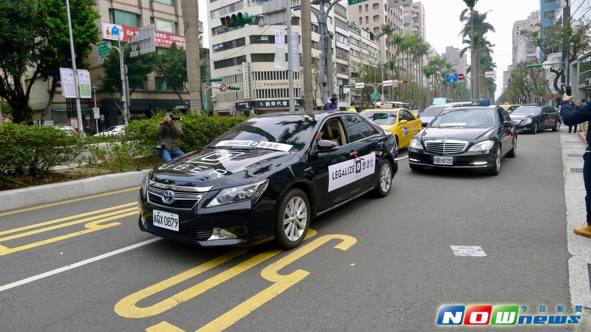 ▲300名Uber司機上午發起活動，開車繞行交通部陳情。（圖／記者陳致宇攝）
