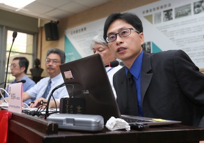 台大健康行為與社區科學研究所助理教授張書森（右）26日表示，研究發現禁用巴拉刈等劇毒農藥後，農藥與整體自殺死亡率都下降，值得相關主管機關參考，讓巴拉刈退場，創造安全的農家環境，保護生命與健康。中央社記者謝佳璋攝 106年6月26日