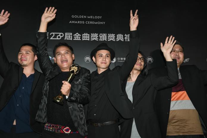 ▲陳世川（中，戴帽者）被問到自己對於原住民身分的使命感，他希望部落青年可以放更多想像在未來的人生道路上，像設計就是其中一種。（圖╱牽猴子，2017.06.25）