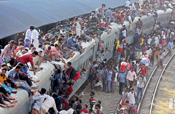 ▲孟加拉當地時間23日，穆斯林乘坐火車準備返鄉過開齋節。每一年，都有數以千計在首都達卡工作的民眾準備回家與家人團聚，共同慶祝節日。（圖／翻攝自dhakatribune.com）