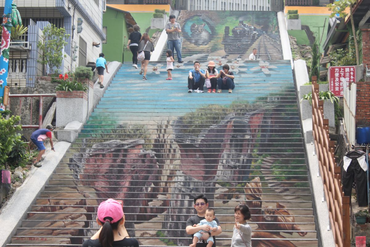 ▲苗栗三義知名拍照景點建中國小3D彩繪天梯，遊客如織，歡笑聲不絕於耳。（圖／記者黃進恭攝，2017.6.22）