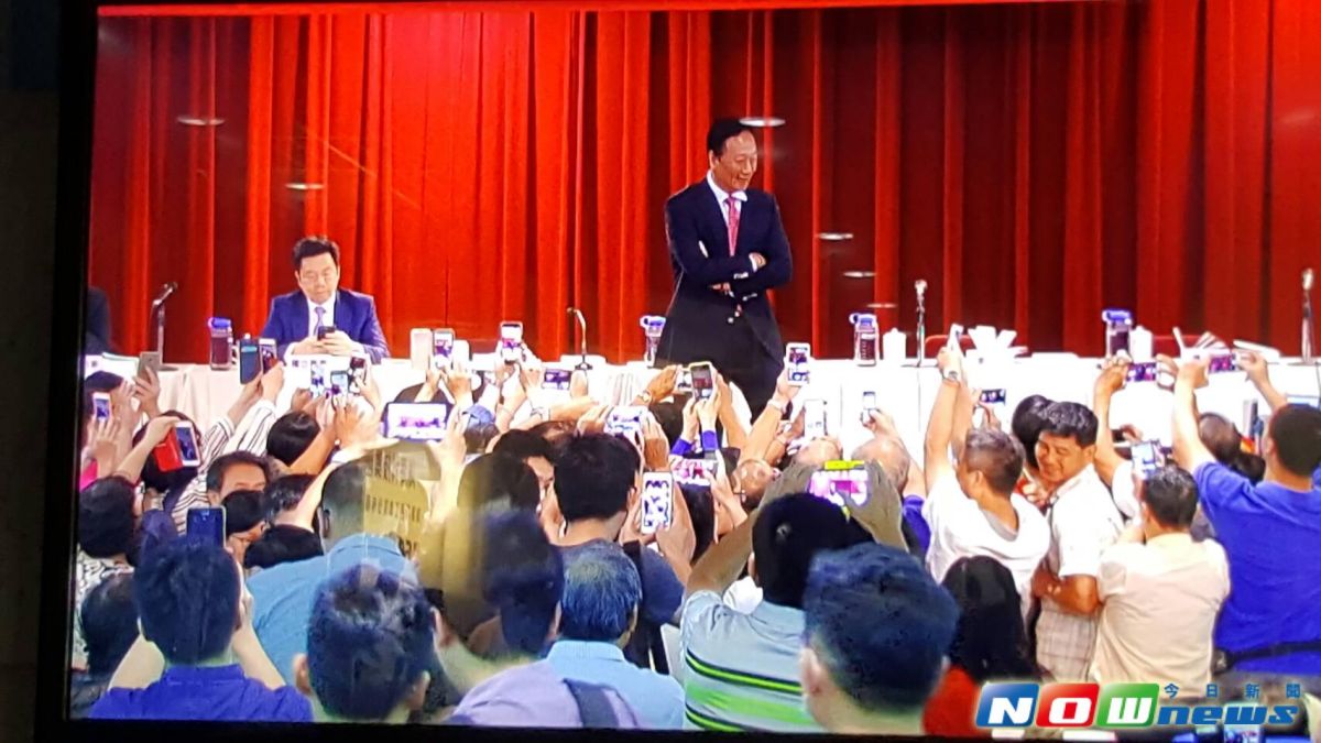 ▲鴻海股東會中場投票時間，有不少股東要郭董簽名、拍照，郭董也樂得變換Pose，也有股東拱他出來選總統。（圖／記者許家禎攝，2017.6.22）