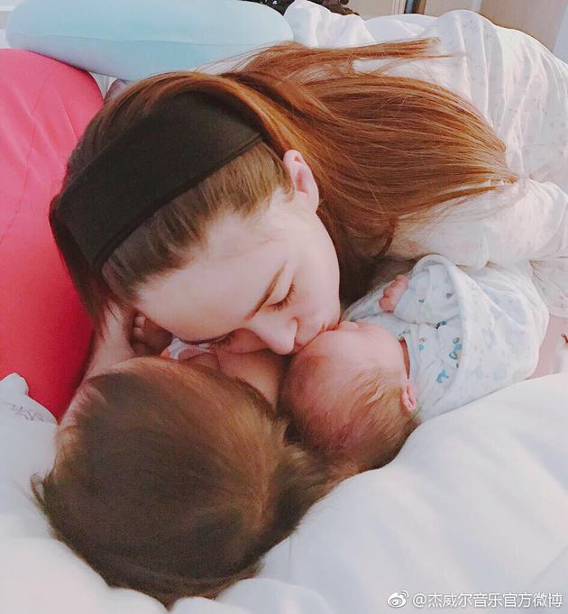 昆凌二胎生子。