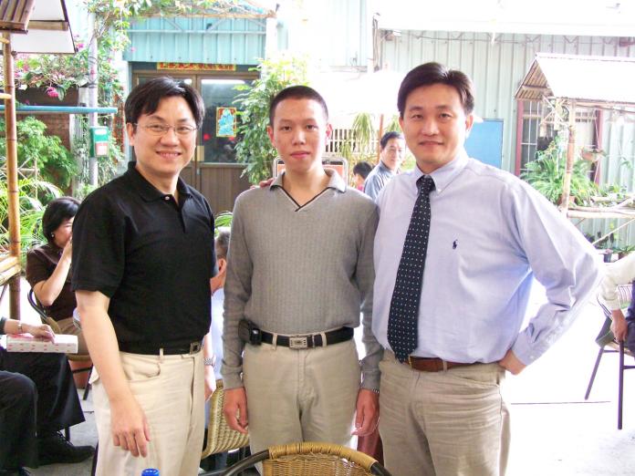 ▲2005年，陳立宏（左）到台南幫王定宇（右）站台，並與粉絲合照。（圖／王定宇提供，2017.06.21）