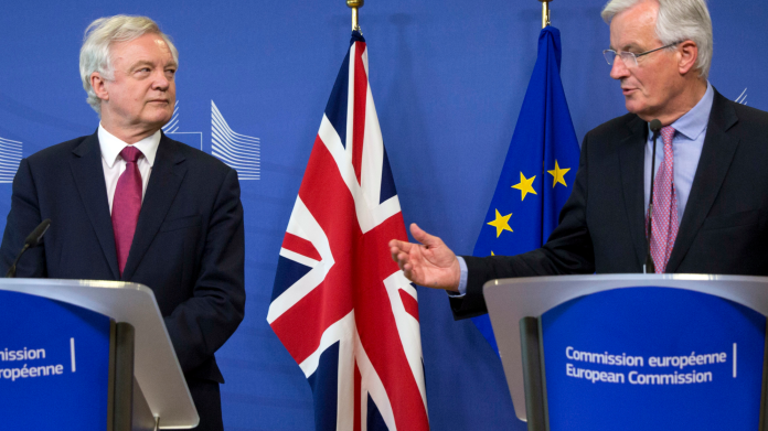 ▲歐盟首席談判代表巴尼爾（右），19日與英國脫歐大臣戴維斯（左）正式啟動脫歐談判。 （圖／達志影像／美聯社）