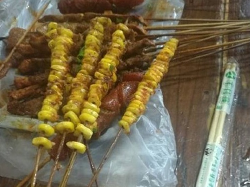 ▲成都烤玉米是將玉米粒串成一串，另類烤法讓網友稱奇。（圖／翻攝自羅三裁微博）