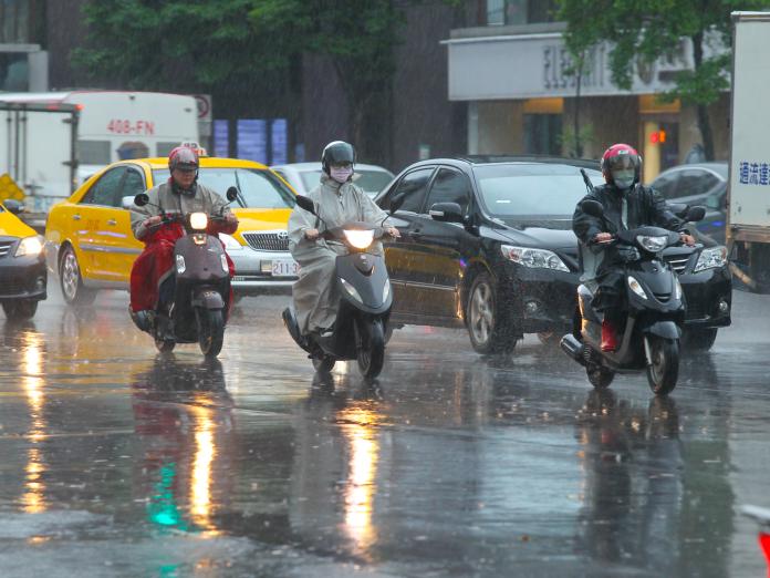 ▲氣象局提醒,今日中南部地區須嚴防豪大雨發生。(圖/NOWnews攝影中心)