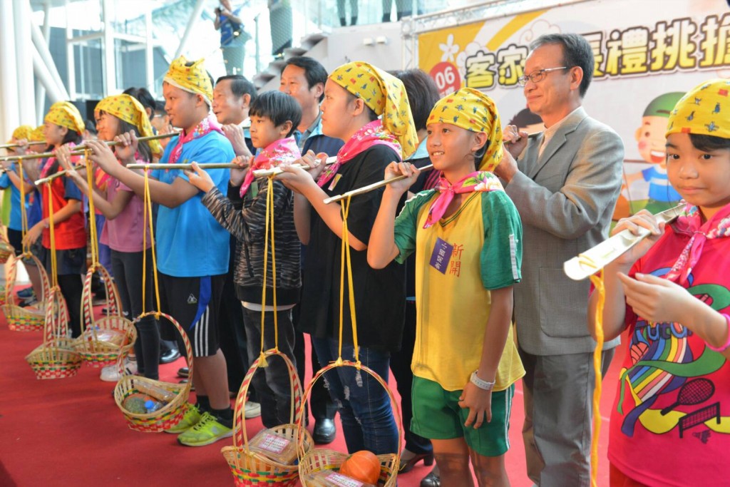 ▲客家委員會客家文化發展中心於苗栗園區舉辦「106年度客家成長禮挑擔活動」，新舊文化傳承。（圖／客發中心苗栗園區提供，2017.6.16）