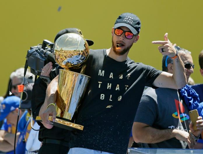 ▲Stephen Curry在勇士封王遊行上玩得不亦樂乎。（圖／美聯社／達志影像）