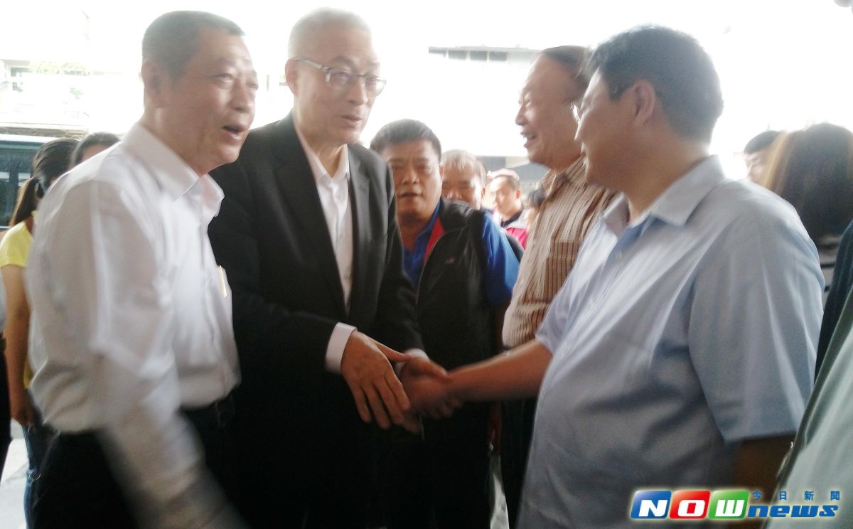 ▲▲吳敦義（左2）昨日在周典論（左1）陪同下，向黨員握手致意。（圖／記者吳宇攝,2017.6.16）