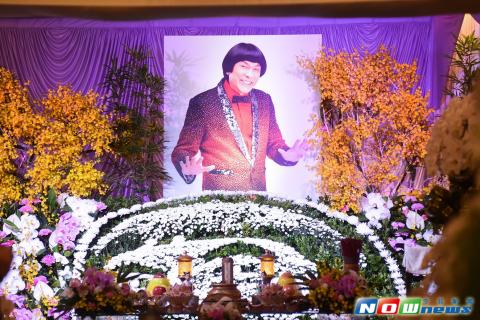 ▲豬哥亮靈堂充滿置入性行銷，女兒謝青燕表示父親身不由己，若造成社會觀感不佳，代替爸爸跟大家道歉。（圖／翻攝自NOWnews資料照）