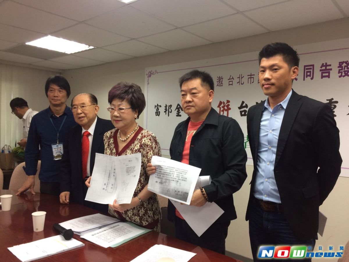 ▲前副總統呂秀蓮指出，富邦金控併台北銀行過程有十大爭點，因此邀北市議員共同告發此併購案涉嫌圖利等罪名。（圖／記者江昱逵攝，2017.6.13）