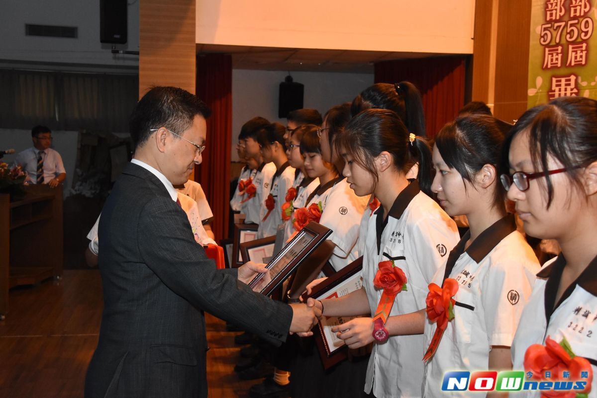 ▲彰化縣精誠中學辦理106級畢業典禮，彰化縣長魏明谷以滿滿的祝福歡送畢業生。（圖／記者陳雅芳攝，2017.6.13）