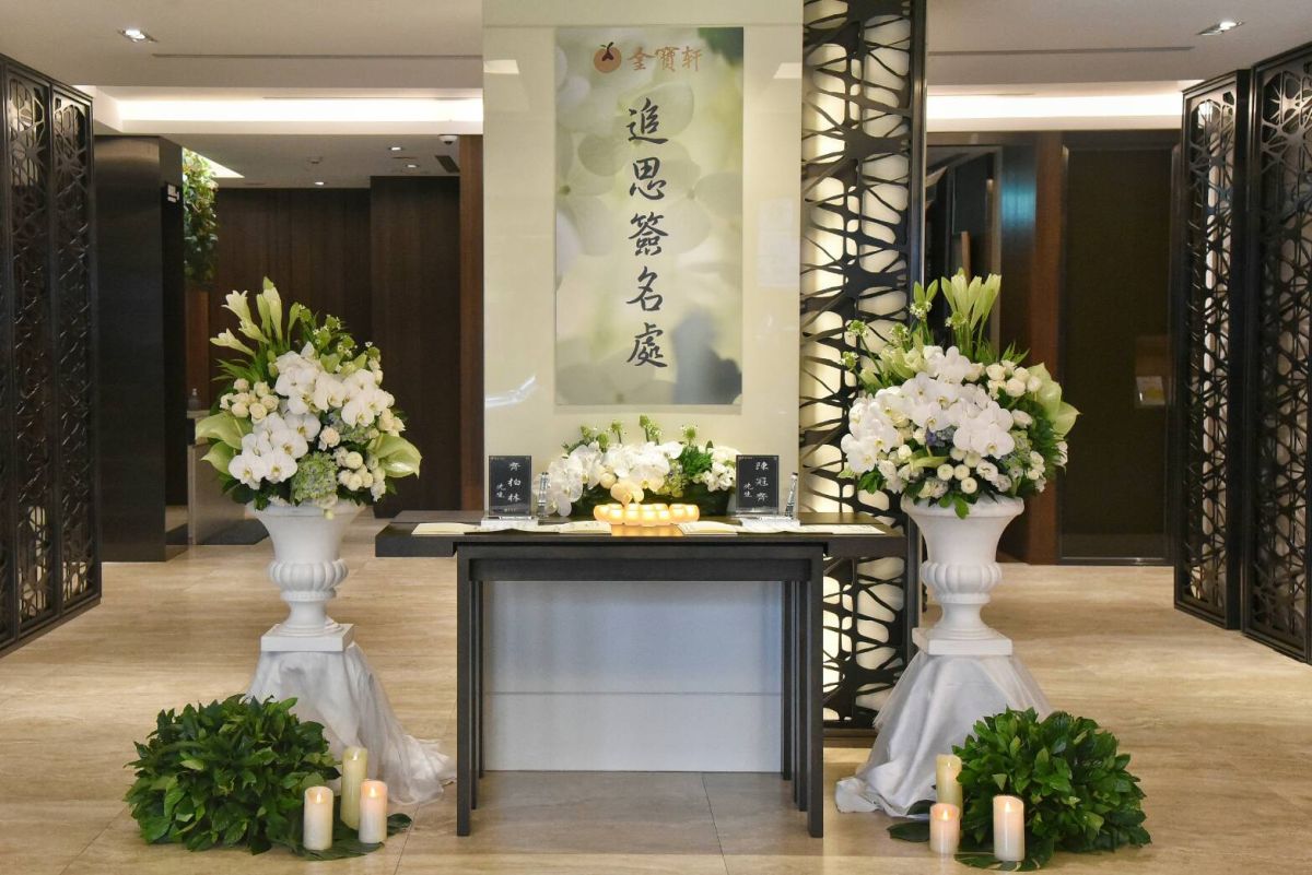 ▲齊柏林臨時靈堂佈置擺放導演齊柏林和助理陳冠齊牌位，而機師張志光已回嘉義老家。（圖／記者林調遜攝，2017.6.12）