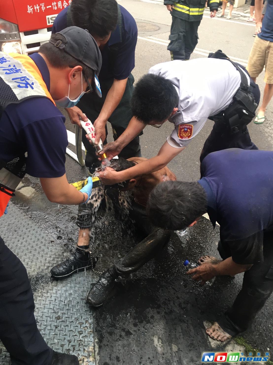 ▲化身忍者龜的李姓通緝犯從下水道涵管裡被抓出來，警消先用清水洗淨他身上污泥。（圖／竹北分局提供，2017.6.12）