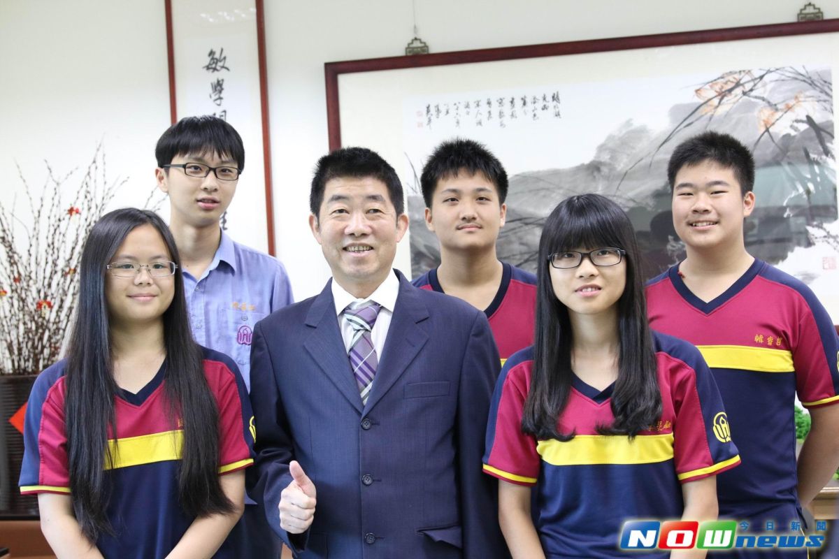 ▲簡妤雯（左一）榮登宜蘭區國中會考榜首之一。（圖／記者李清貴翻攝,2017.6.9）