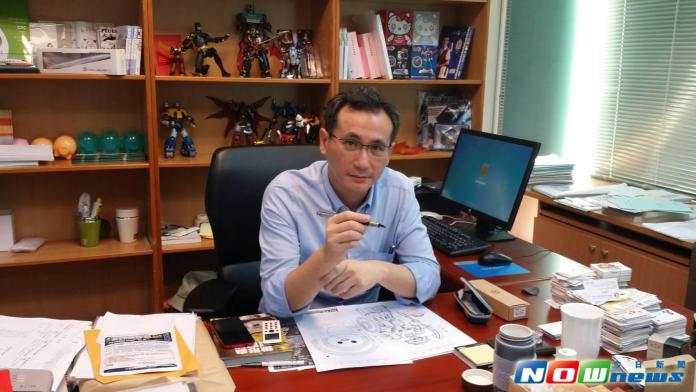 ▲民進黨立委鄭運鵬接受《NOWnews》今日新聞專訪時透露，其實他從小到高中，只要有畫畫比賽，一定都是拿冠軍，只有到大學才沒再畫畫，重返立院後，再重拾畫筆，一切都是因為好友送的一枝筆！（圖／記者邱明玉攝,2016.7.28）