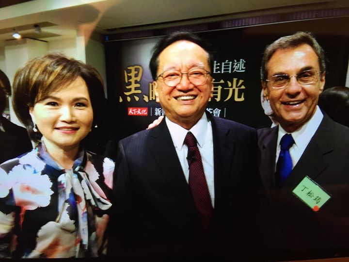 ▲主播沈春華（左）在臉書PO出與丁松筠神父（右）的合照，以質樸的文字來追憶丁松筠，讓許多網友深受感動。（圖／翻攝自臉書，2017.06.01）