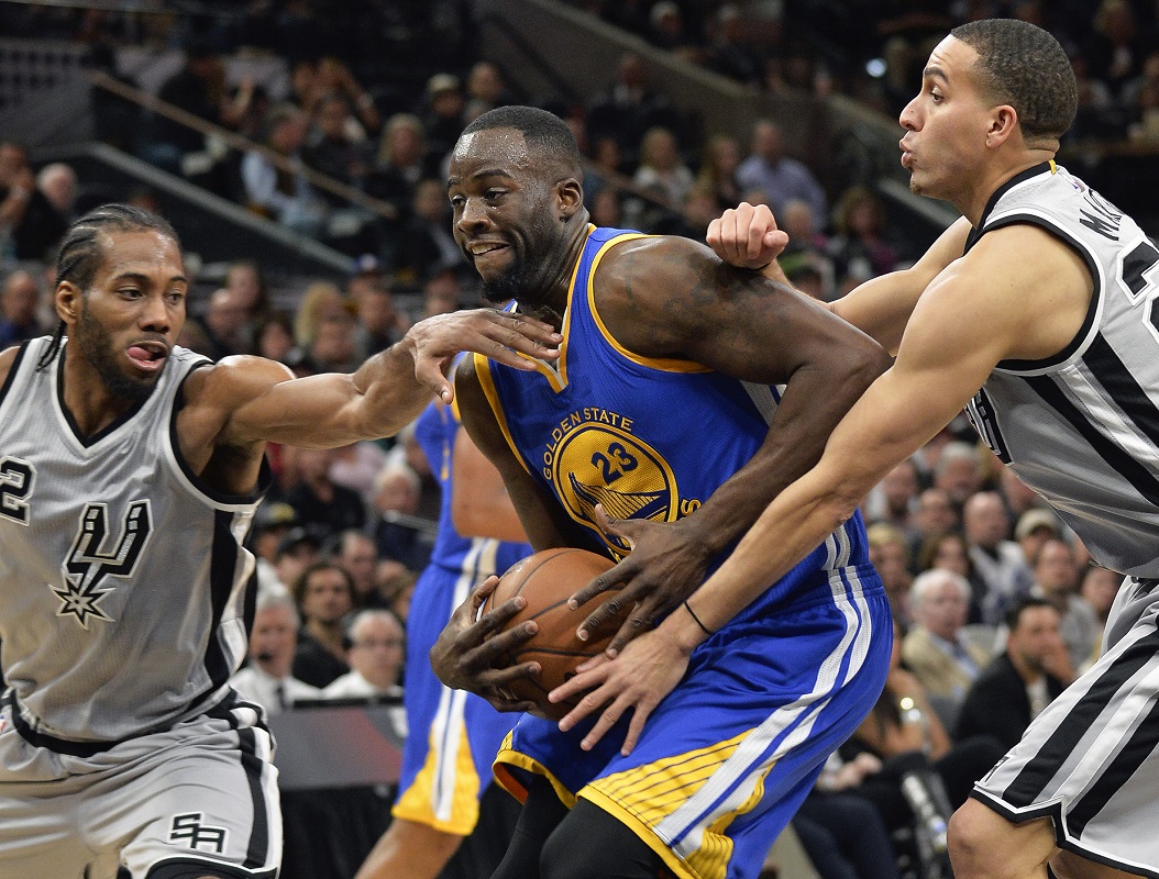 ▲年度最佳防守球員Kawhi Leonard（左）、Draymond Green（中）都入選年度防守第一隊。（圖／美聯社／達志影像）