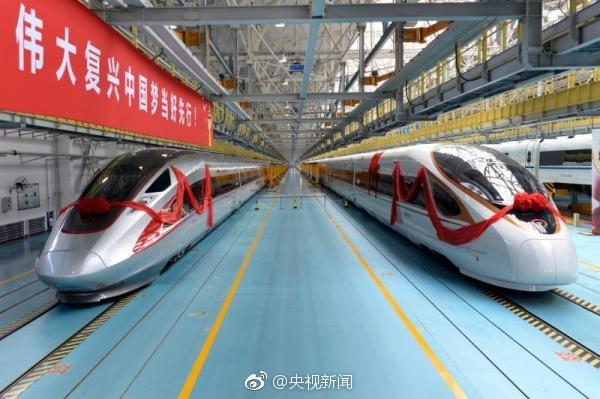 首批命名為「復興號」的中國大陸標準動車組有「CR400AF」和「CR400BF」兩種型號，前者是四方生產的「藍海豚」，後者是長客生產的「金鳳凰」。