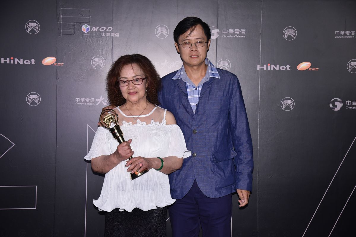 ▲張雨生的媽媽和弟弟一同上台領獎。（圖／攝影中心提供，2017.06.24）