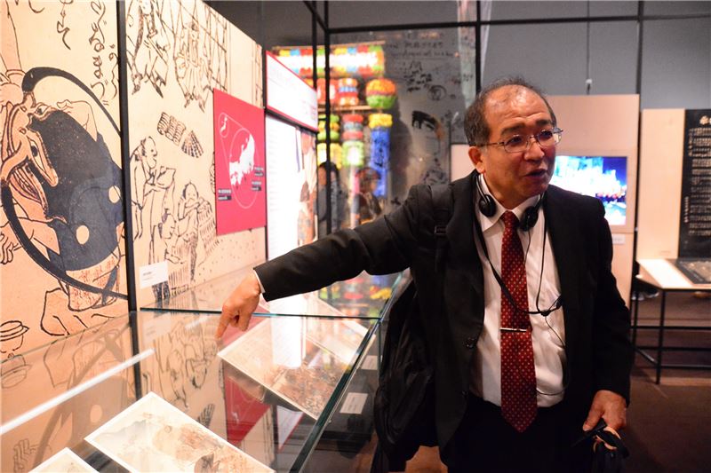 ▲日本國立民俗博物館久留島浩館長介紹本次來台的展品「鯰繪」。（圖／文化部提供）