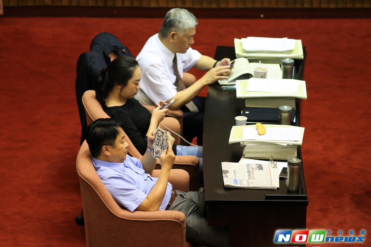 ▲立法院臨時會審查公務人員退休資遣撫卹草案，由於議事冗長，立委們紛紛找事情做來消磨時間。（圖／記者葉政勳攝，2017.6.27）