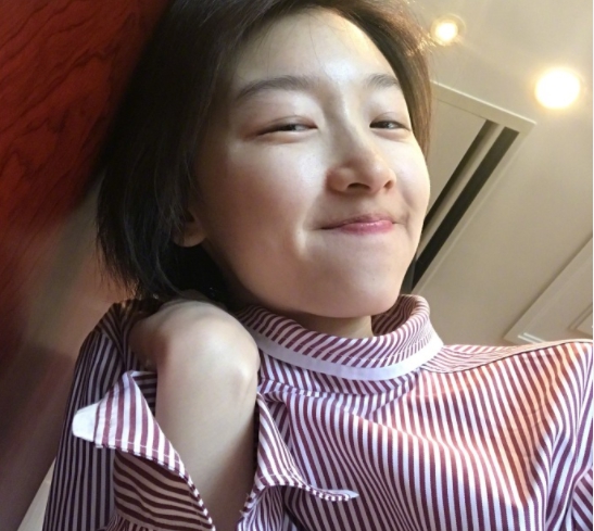 ▲周冬雨自認為拍了美照，卻遭經紀人虧像斷手。（圖／翻攝自微博，2017.06.27）